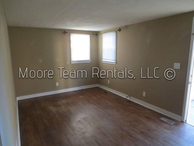 Building Photo - One Bedroom House with Big Flat Yard Near ...