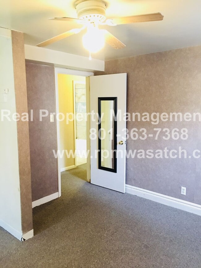 Building Photo - Check out This 2 Bedroom 1 Bathroom Salt L...
