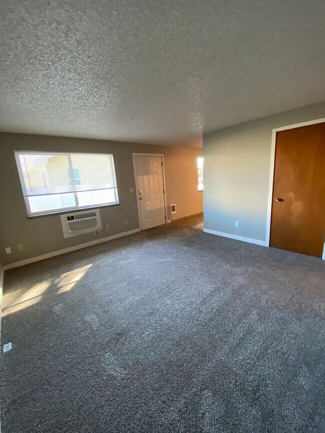 Building Photo - YAK017