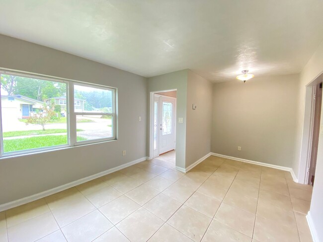 Building Photo - 3/2 single family home minutes from Lake E...