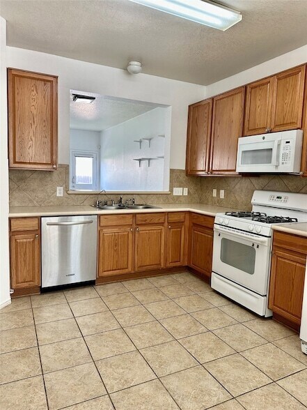 Building Photo - 29740 Sullivan Oaks Dr