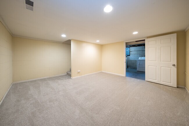 Building Photo - 1034 2nd Ave E