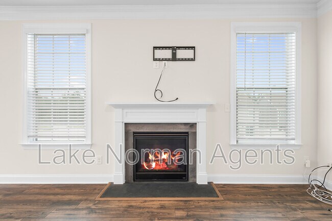 Building Photo - 196 Longleaf Dr