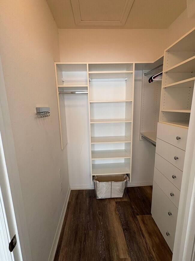 Building Photo - Bright & Beautiful 2/2 Condo in The Estate...