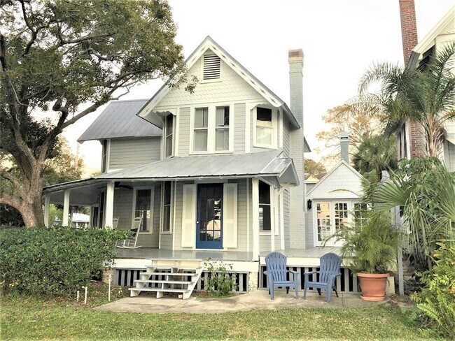 Building Photo - 835 Victoria Dr