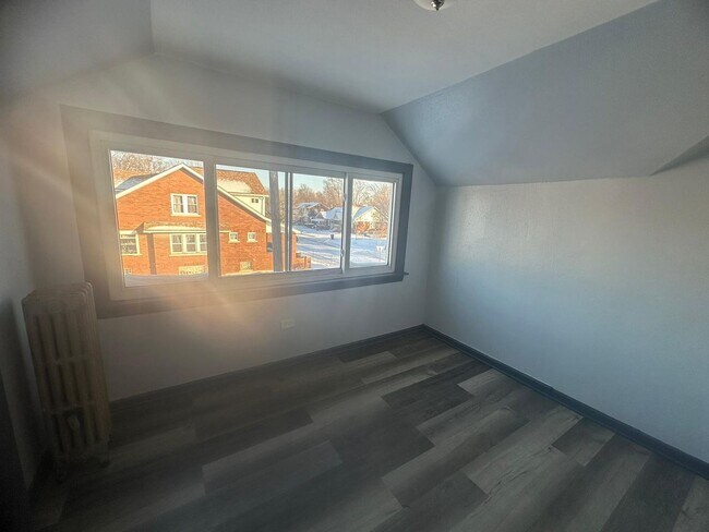 Building Photo - Move in Special!!! NEWLY UPDATED 3 B!EDROO...