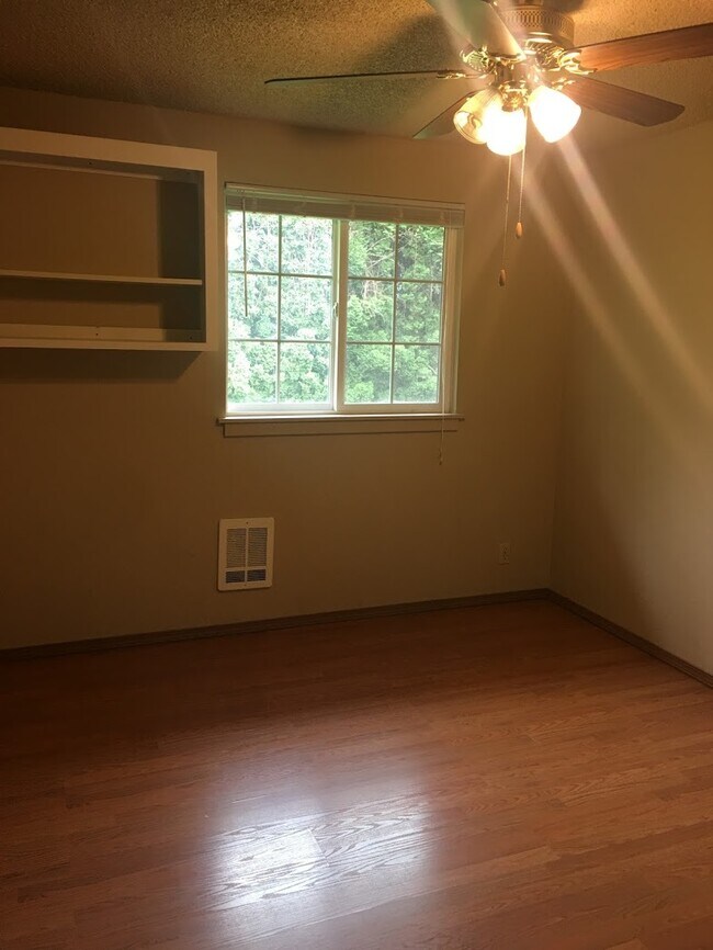 Building Photo - Charming Pet-Friendly Junction City Home with Yard & Garage