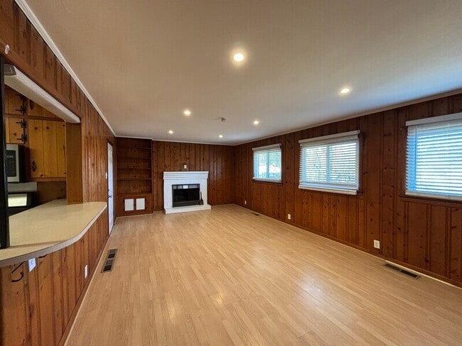 Building Photo - 104 Yancy Dr SE