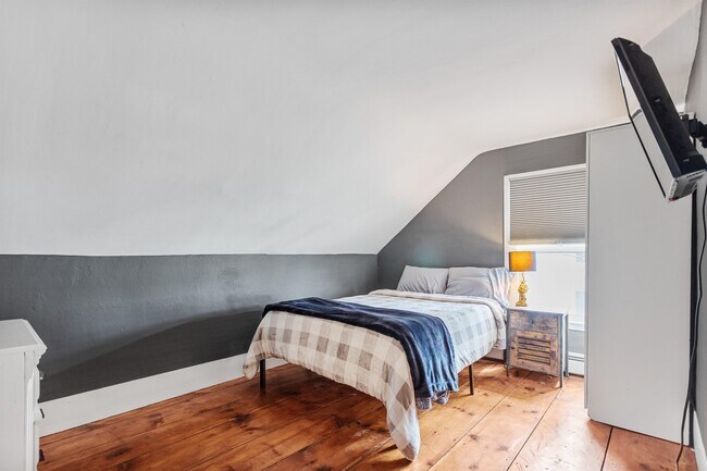 Building Photo - 33 Exeter Rd