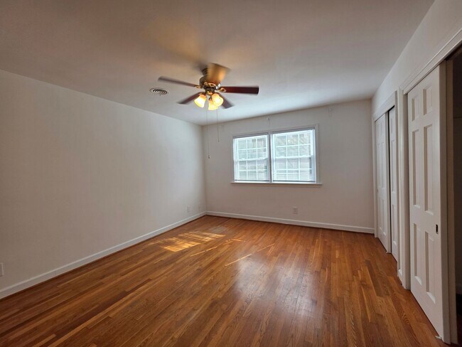 Building Photo - Larchmont