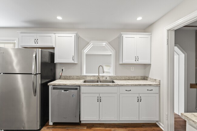 Building Photo - 702 Della Dr