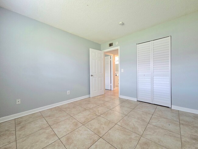 Building Photo - 605 Northlake Blvd