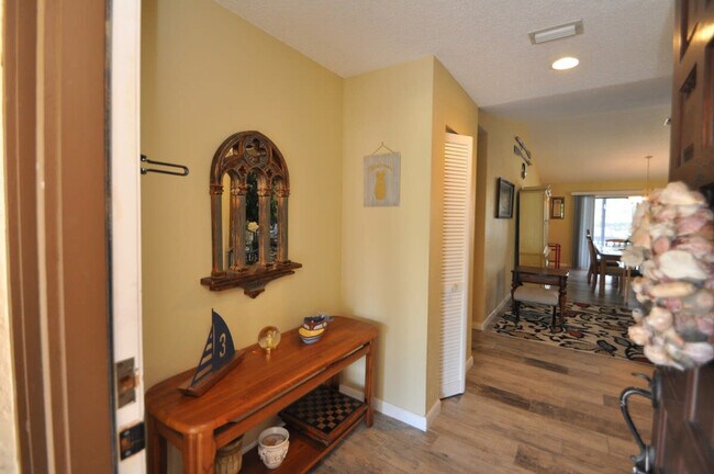 Building Photo - 3 Cherokee Ct W