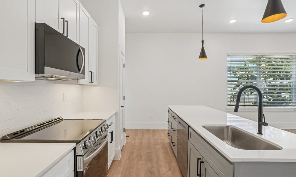 Building Photo - 6418 Maple Ave