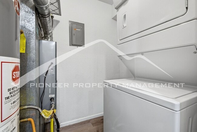 Building Photo - Gorgeous Condo with Washer/Dryer and Central AC