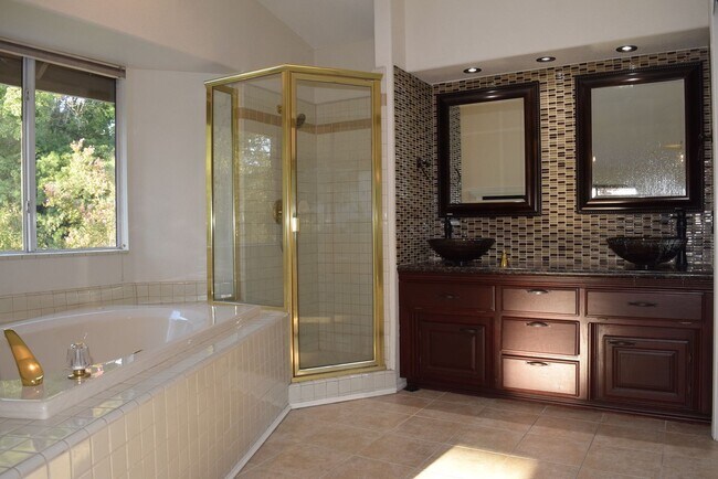 Building Photo - 303 Ironwood Cir