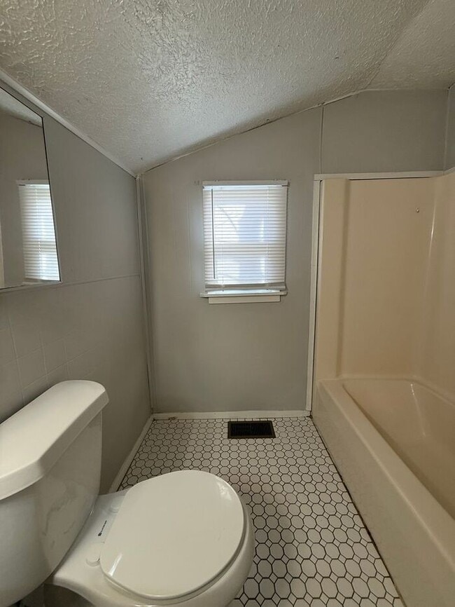 Building Photo - Cottage Style Home Super Close to Downtown!