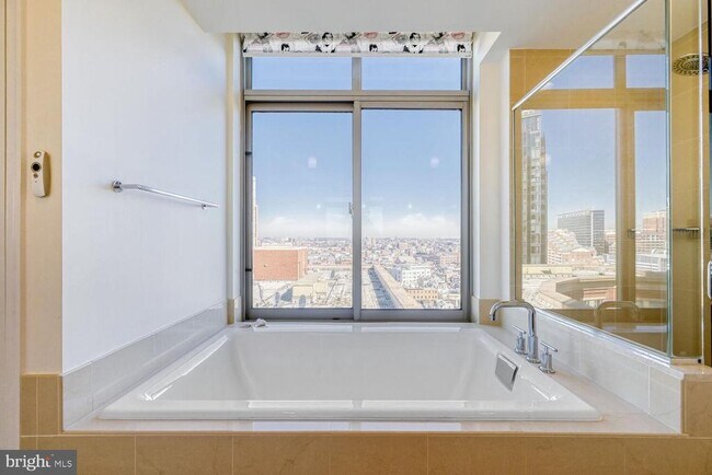 Building Photo - 675 S President St