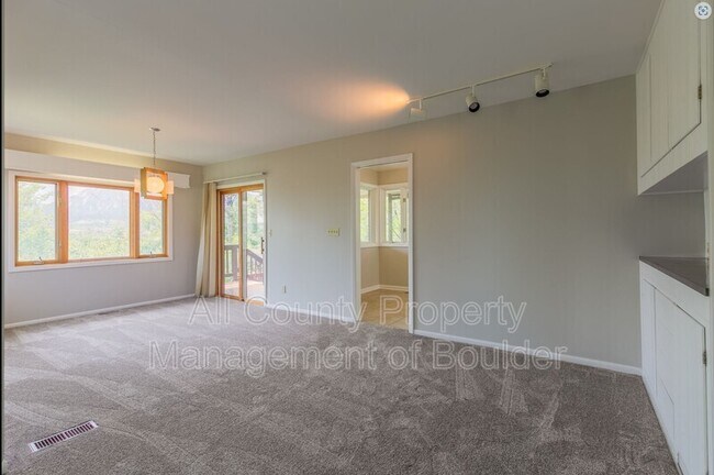 Building Photo - 2360 Balsam Dr