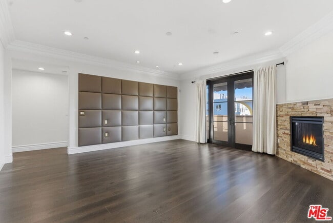 Building Photo - 462 S Maple Dr