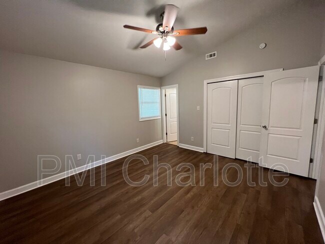 Building Photo - 1100 Vickery Dr