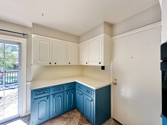 Building Photo - Viewable Now!
