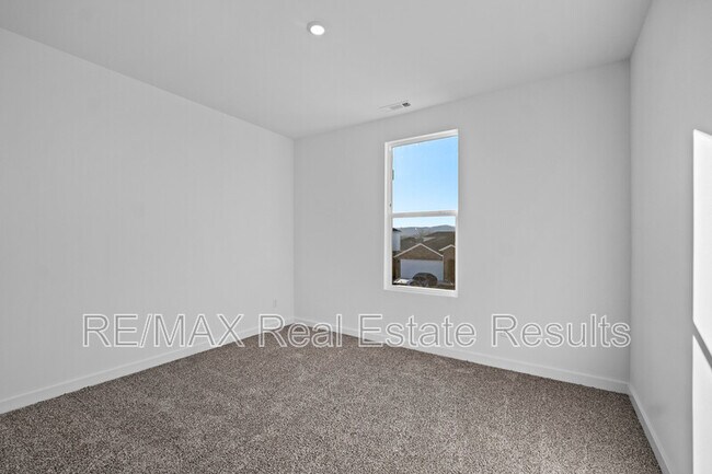 Building Photo - 4670 W Aurora St