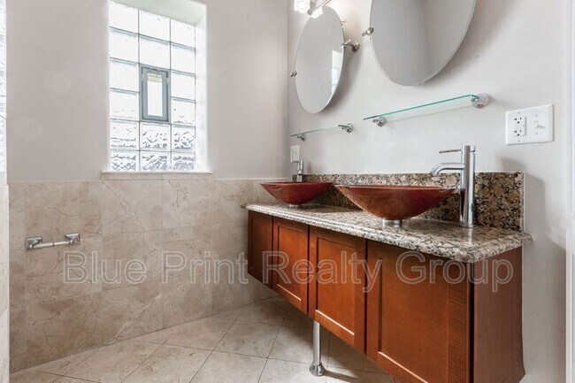 Building Photo - 543 E 43rd St