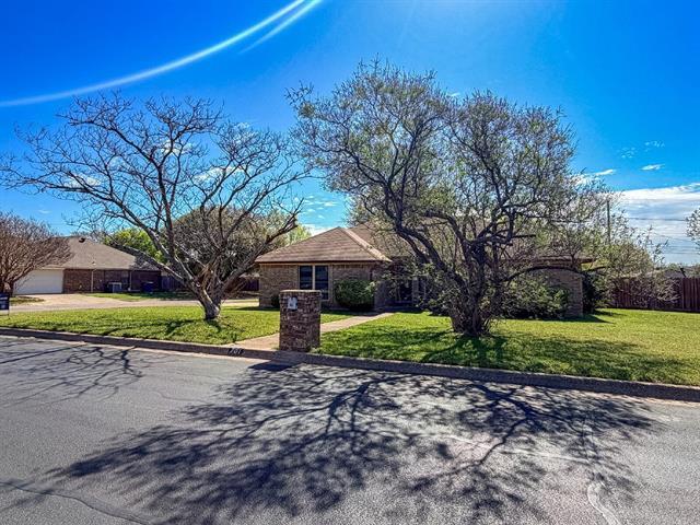 Building Photo - 701 Daniels Dr