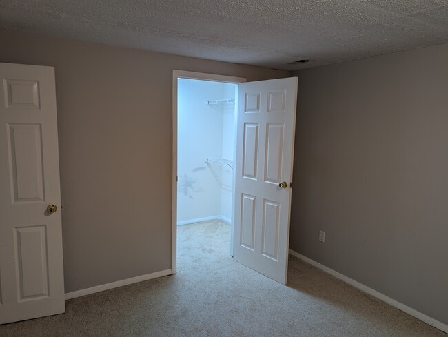 Building Photo - 10728 Bridlerein Terrace