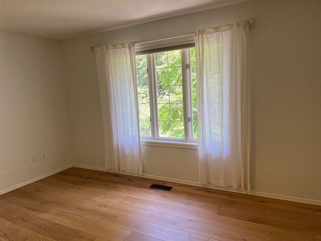 Building Photo - 4bd/2.5ba Redmond Home