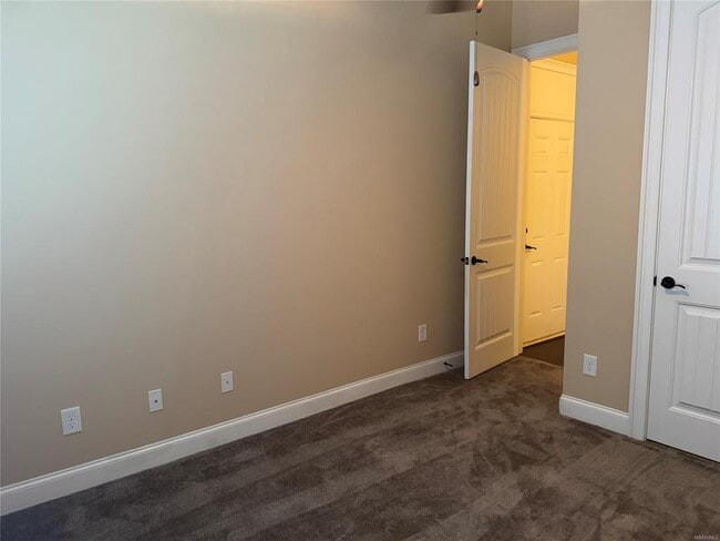 Building Photo - 436 Sydney Dr N