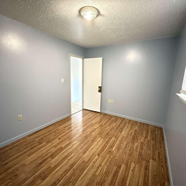 Building Photo - 824 Tanager Rd