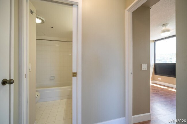 Building Photo - Available now!  2br/2ba/1pkg Condo in Royal Capitol Plaza in Kakaako