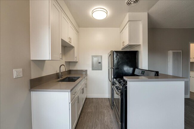 Building Photo - 12770 Pacific Ave