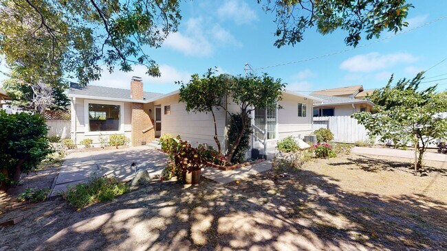 Building Photo - Updated 3 bedroom home, backyard, washer/d...