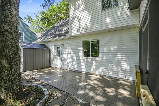 Building Photo - 1382 Center Lake Dr