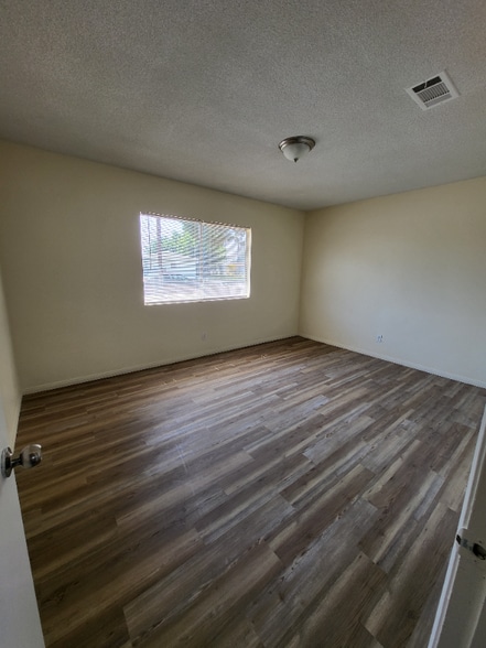 Building Photo - 407 W 6th St