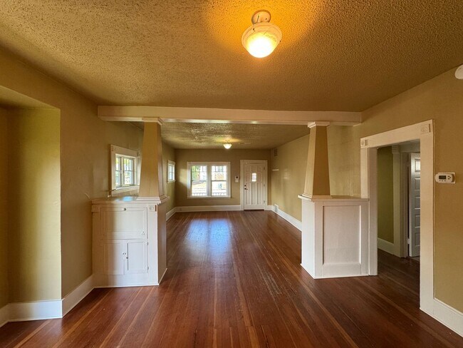 Building Photo - 2 Bedroom House in Southeast Eugene: Near UO Campus