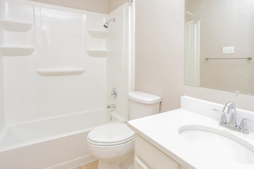 Building Photo - 2413 Claremont Dr