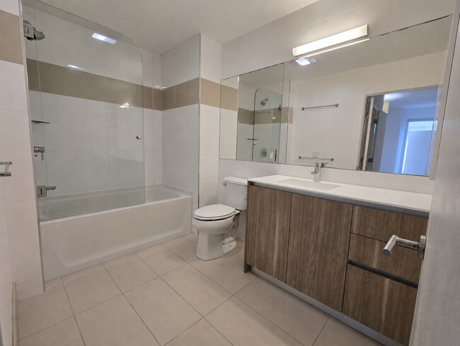 Building Photo - Luxury Urband Living - Top Level Linea Condo with 2 Bed / 2 Bath