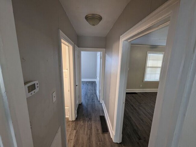 Building Photo - Newly Updated 2 bedroom home Near Downtown...
