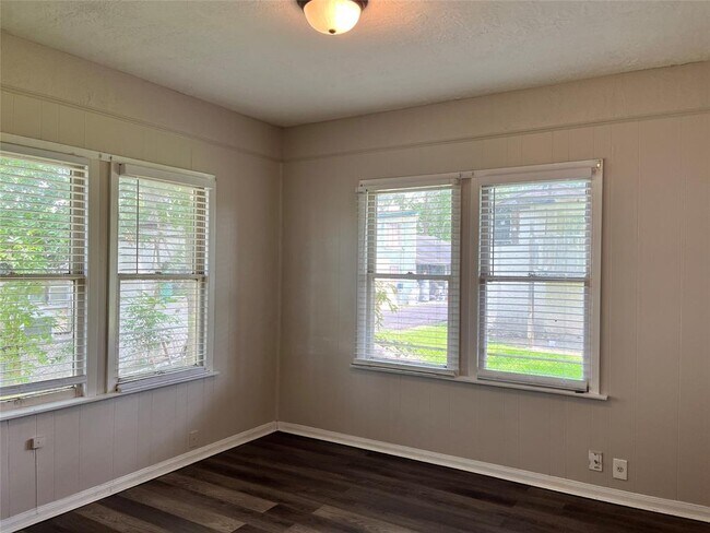 Building Photo - 11375 Allwood St