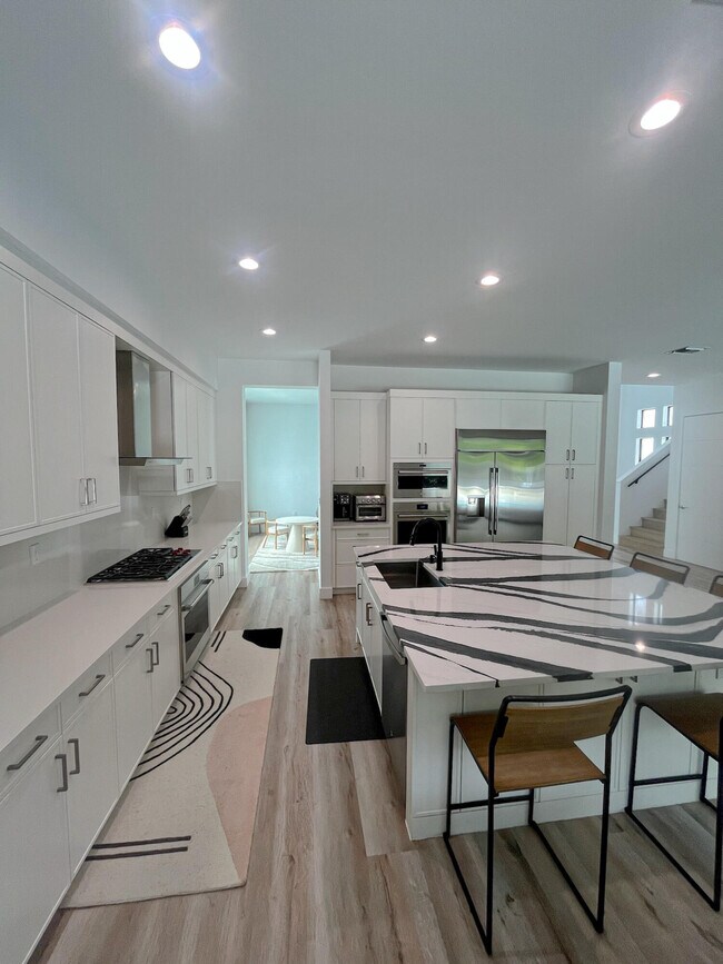 Building Photo - 8227 Oceanus Dr