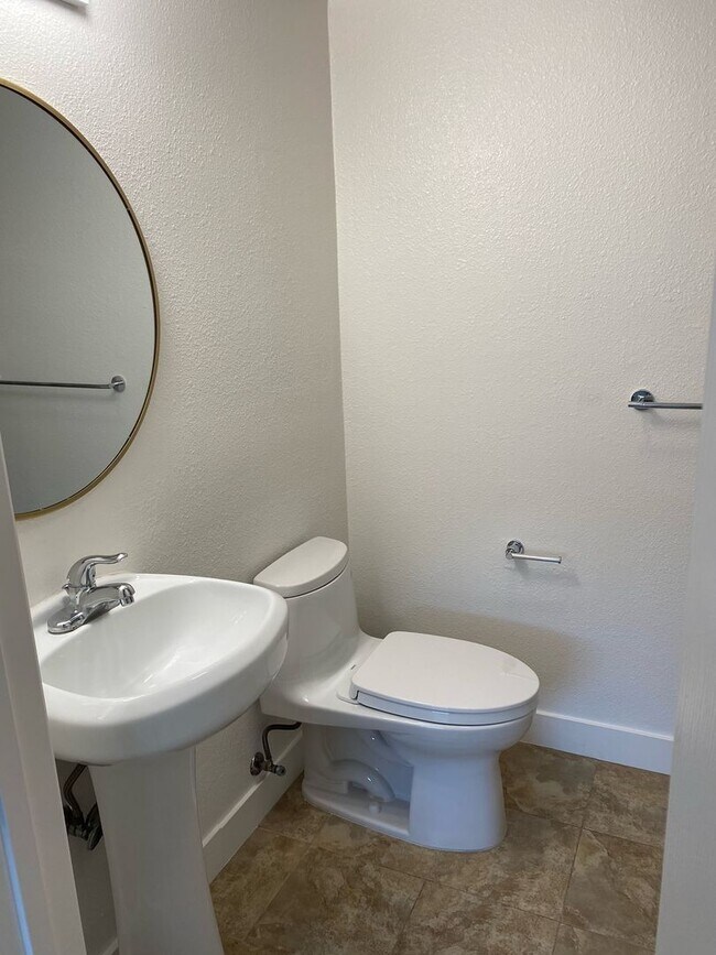 Building Photo - 2 bedroom 2 bath in Concord