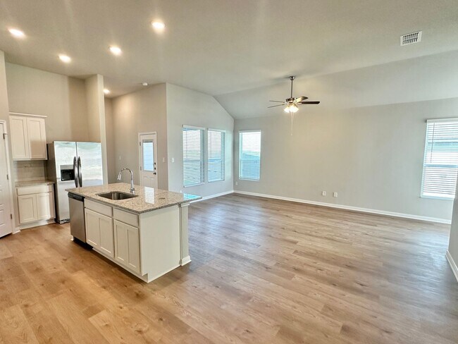 Building Photo - Luxury 3-Bed, 2-Bath in Emma Park!
