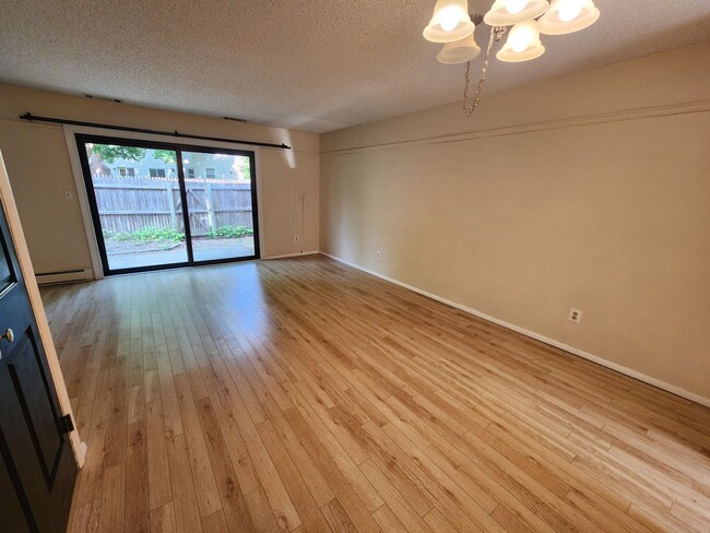 Building Photo - Beautifully remodeled 2 bed, 1 Bath townho...
