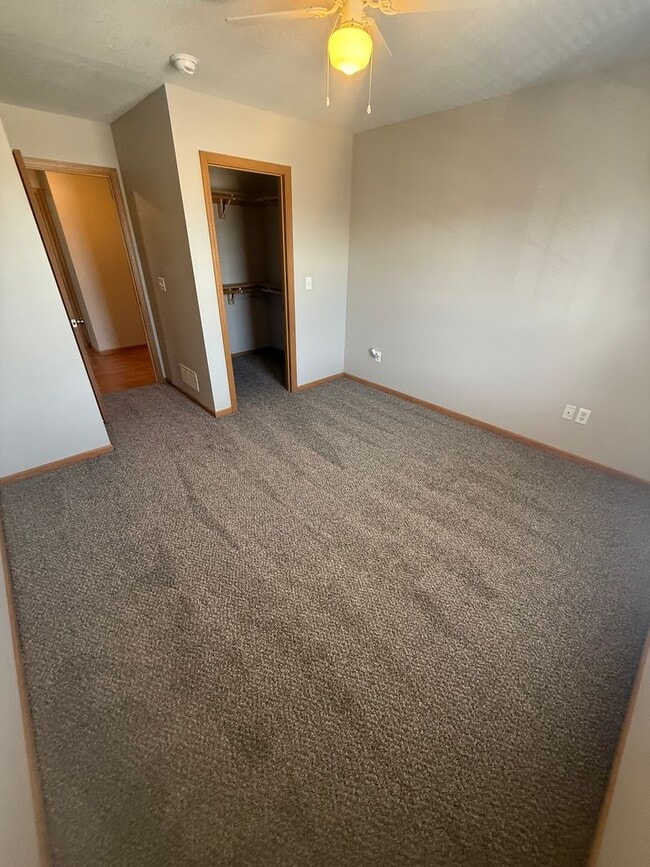 Building Photo - Spacious 3 bedroom, two level duplex in Raymore with new flooring!