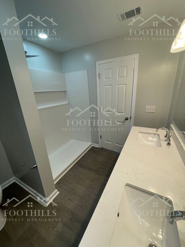 Building Photo - 103 Rhoe Cir