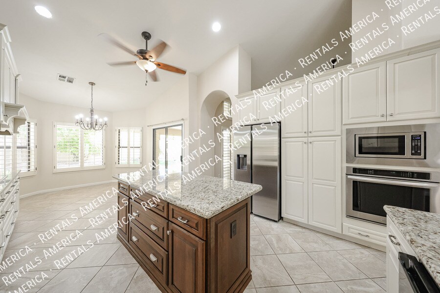 Building Photo - 1635 W Wisteria Dr